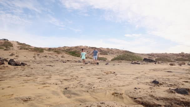 Pareja Joven Caminando Costa Del Mar — Vídeos de Stock