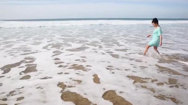 Femme Marcher Dans Mer Jour — Video