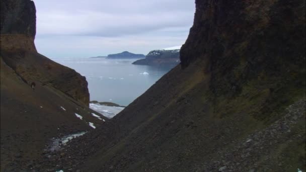 Dağlar Deniz Gündüz Havadan Görünümü — Stok video
