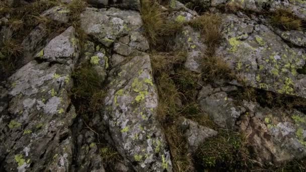 Luchtfoto Van Stenen Bergen Met Mist — Stockvideo