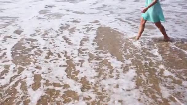 Gündüz Denizde Yürüyen Kadın — Stok video