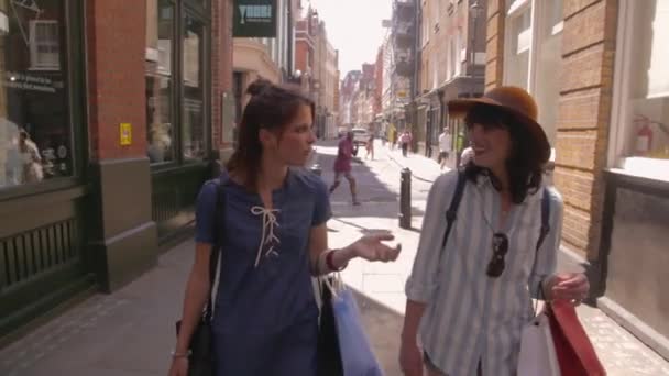 Две Женщины Ходят Сумками Улице — стоковое видео