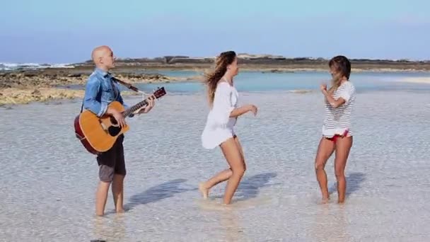 Człowiek Gra Gitarze Kobiet Tańczy Wybrzeżu Morza — Wideo stockowe