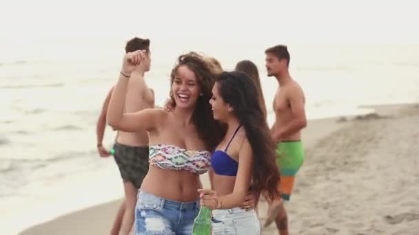 Vrienden Dansen Drinken Bier Het Strand — Stockvideo