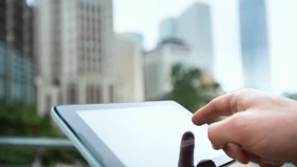 Hombre Usando Tableta Digital — Vídeos de Stock