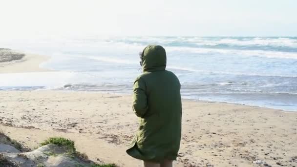 Visão Traseira Homem Casaco Praia Areia — Vídeo de Stock
