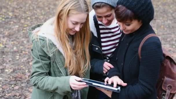 Trois Jeunes Femmes Utilisant Une Tablette Numérique — Video