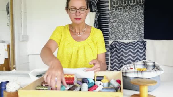 裁縫用のスレッドを選択する熟女 — ストック動画