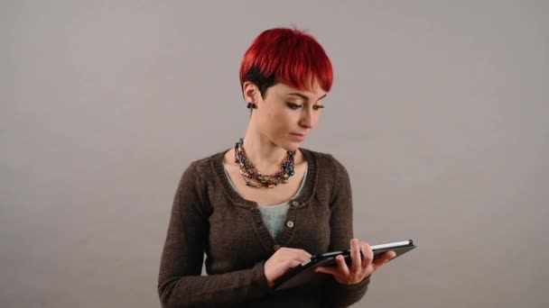 Porträtt Använda Smarta Telefonen Mot Ljus Bakgrund — Stockvideo