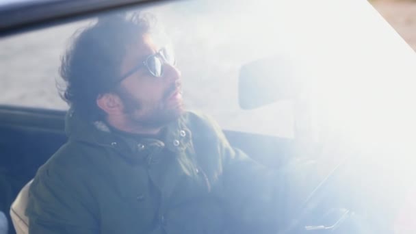 Retrato Del Hombre Fumando Coche — Vídeos de Stock