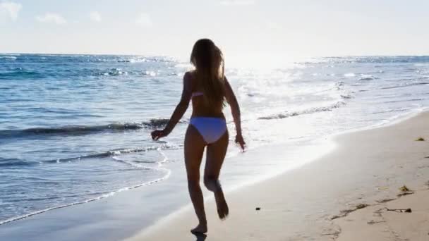 Mujer Corriendo Hacia Mar — Vídeos de Stock