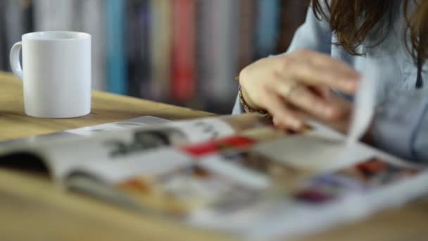 Jovem Menina Leitura Revista Biblioteca — Vídeo de Stock