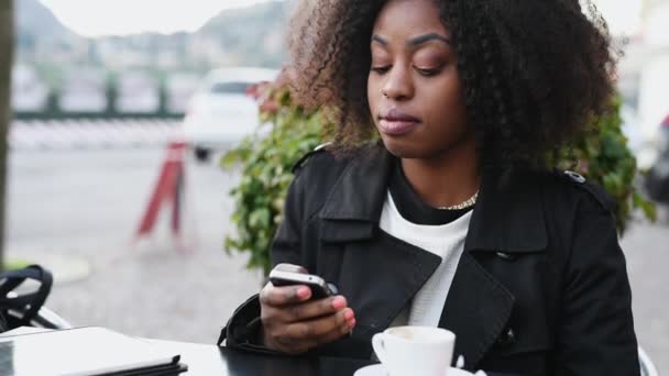 Jeune Femme Utilisant Smartphone Dans Café — Video