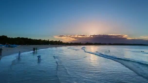 Menschen Strand Bei Sonnenuntergang Zeitraffer — Stockvideo