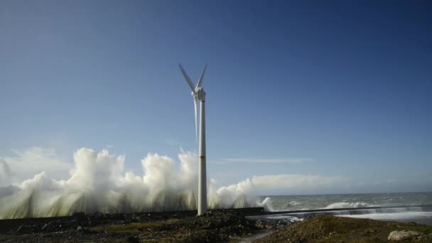 Větrný Mlýn Mořském Pobřeží Dne — Stock video