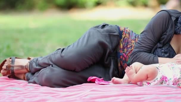 Mère Avec Bébé Relaxant Dans Parc — Video