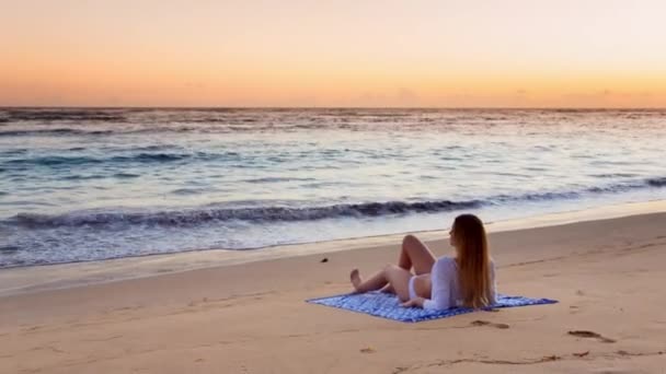 Mujer Joven Acostada Playa — Vídeo de stock