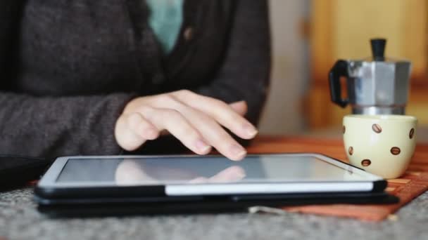 Dijital Tablet Kullanan Kadın Yakın Çekim — Stok video