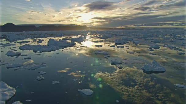 Luftaufnahme Von Eisschollen Und Wolken Bei Sonnenuntergang — Stockvideo