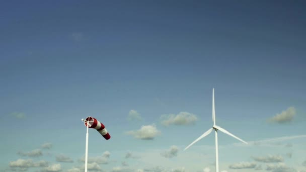 Vindkraftverk Och Windsock — Stockvideo