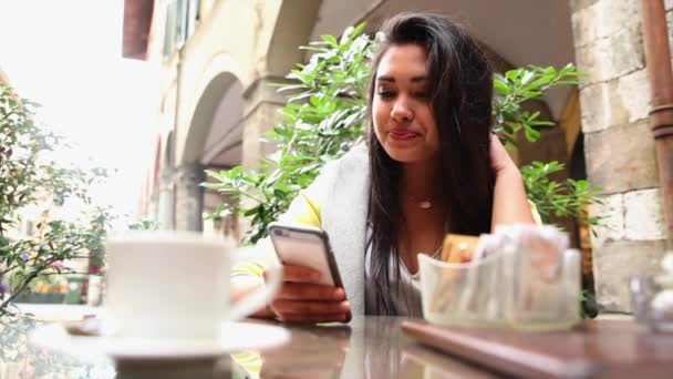 Mujer Usando Teléfono Cafetería — Vídeos de Stock