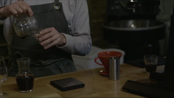 Barista Förbereder Dropp Brygga Kaffe — Stockvideo