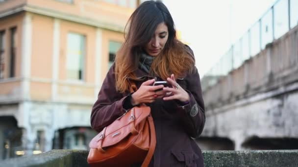 Mujer Usando Teléfono Inteligente Aire Libre Calle — Vídeos de Stock