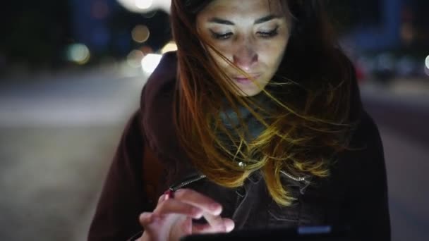 Frau Nutzt Digitales Tablet Freien — Stockvideo