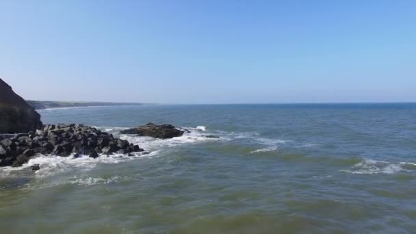 Tagsüber Über Über Küste Und Groyne Fliegen — Stockvideo