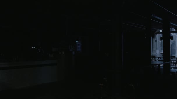 夜の照明付きコーヒーショップの眺め — ストック動画