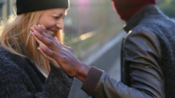 Couple Touchant Les Mains Riant Extérieur — Video