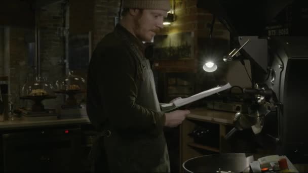 Man Met Klembord Voorbereiding Koffiezetapparaat — Stockvideo
