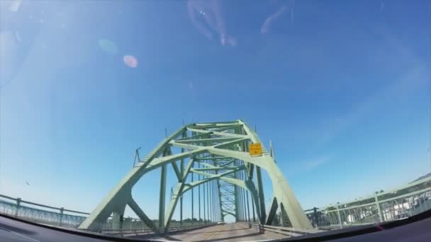 Carro Dirigindo Ponte Suspensa Oregon Eua Lapso Tempo — Vídeo de Stock