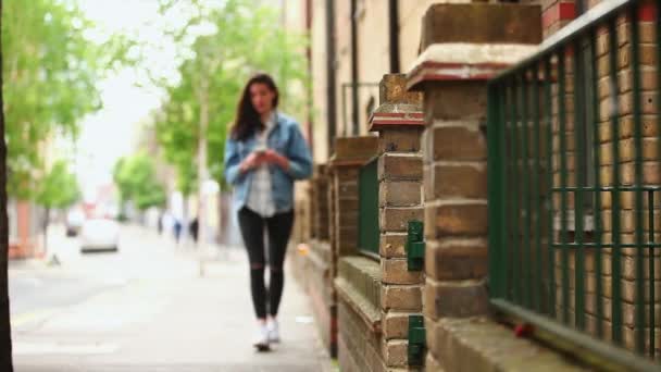 Mujer Caminando Con Smartphone — Vídeos de Stock