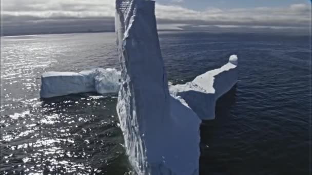 Gündüz Antarktika Denizde Buzdağı Havadan Görünümü — Stok video