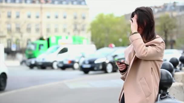 Frau Mit Smartphone Auf Der Straße — Stockvideo
