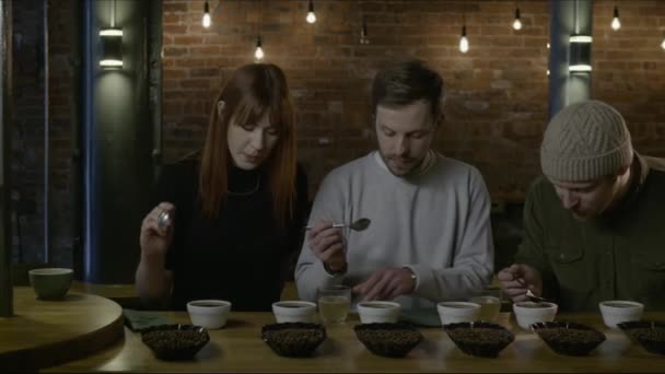 Gente Degustando Café Cafetería — Vídeos de Stock