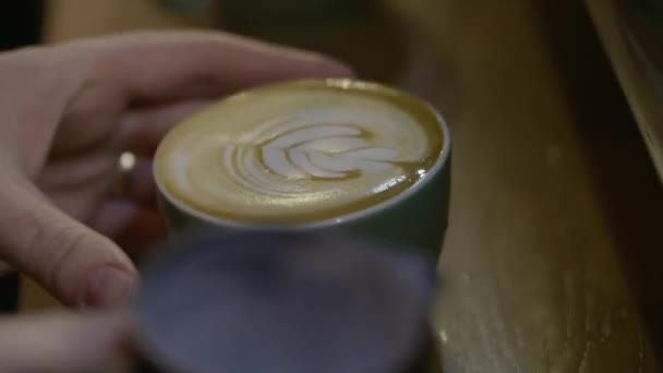 Close Van Koffie Met Schuim Kunst — Stockvideo