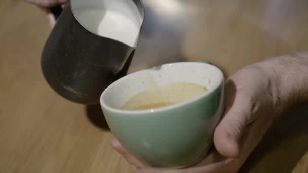 Заткнуть Рот Человеку Наливающему Молоко Кофе — стоковое видео