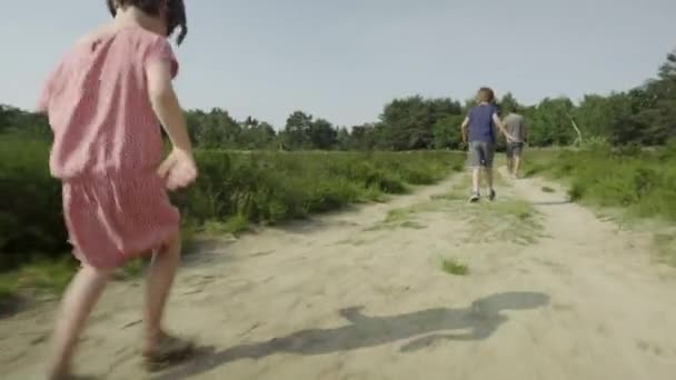 Los Niños Correr Detrás Los Padres Aire Libre — Vídeo de stock