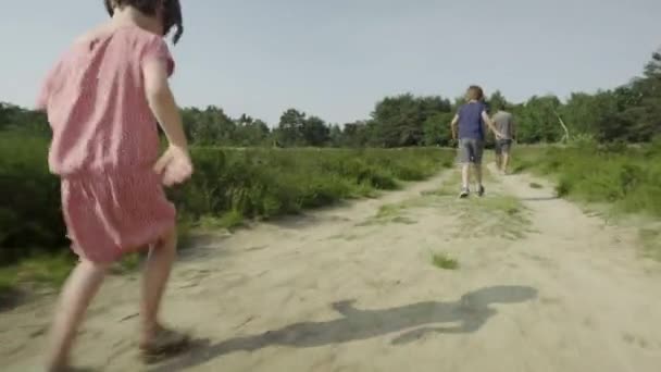 Kinderen Loopt Ouders Buiten — Stockvideo