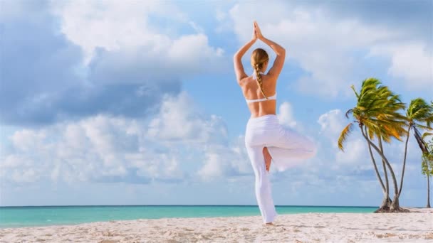 Mulher Praticando Yoga Praia — Vídeo de Stock