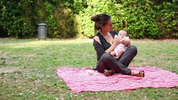 Madre Con Bebé Relajándose Parque — Vídeos de Stock