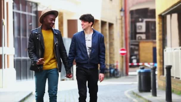 走在大街上的同性恋夫妇 — 图库视频影像