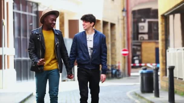 Pareja Gay Caminando Calle — Vídeos de Stock