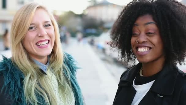 Twee Jonge Vrouwen Buitenshuis Lachen — Stockvideo