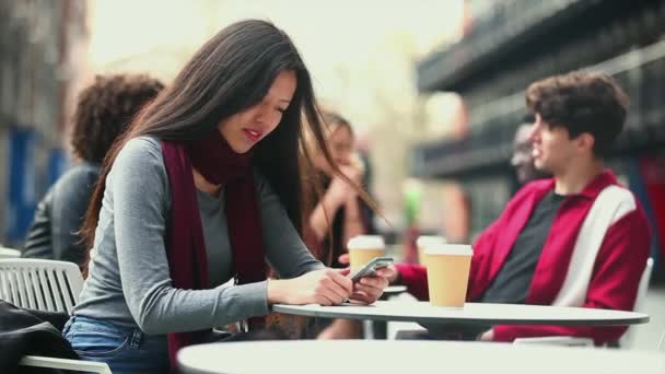 Mulher Mesa Com Smartphone — Vídeo de Stock