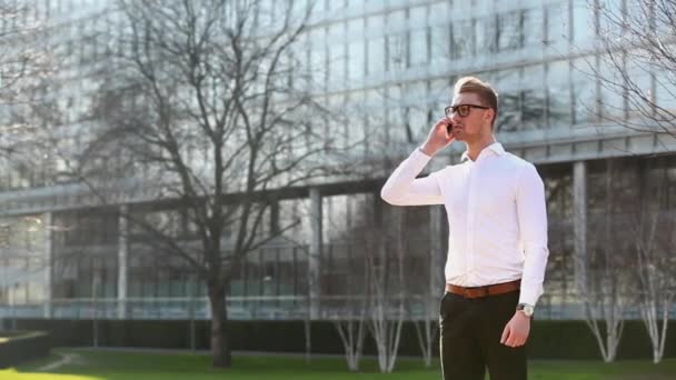 Empresario Hablando Smartphone Lado Del Edificio Oficinas — Vídeos de Stock