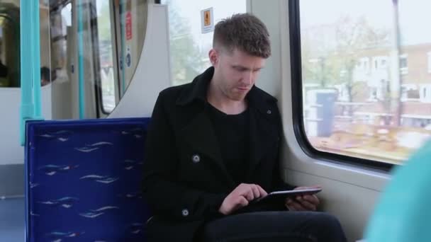 Hombre Usando Tableta Tren — Vídeos de Stock