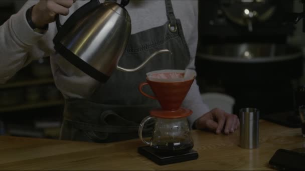 咖啡师通过咖啡过滤器浇水 — 图库视频影像